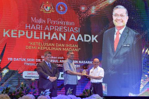 DATUK SERI DR SHAMSUL ANUAR NASARAH