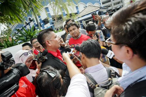 KL27_20092016_BAJU_MERAH