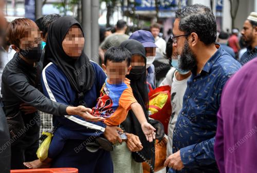 PENGEMIS MINTA SEDEKAH