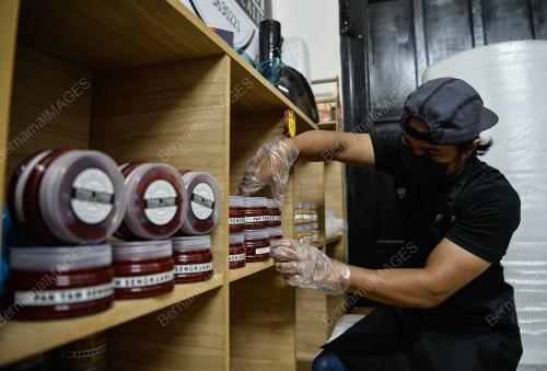 FOTO ESSEI: USAHAWAN PRODUK BUMIPUTRA