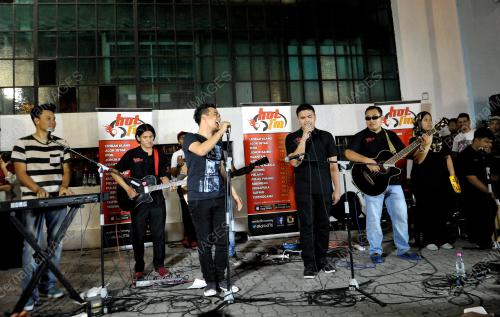 KL27_23012015_BUSKING