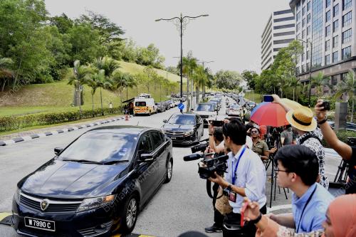 AHLI PARLIMEN MEMASUKI PERKARANGAN ISTANA