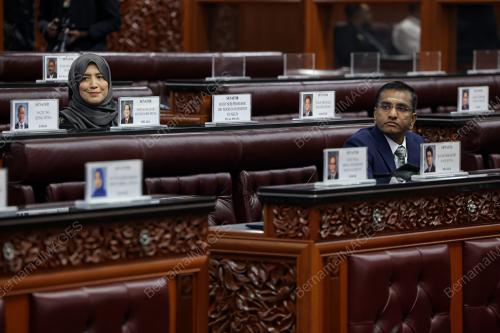 ANGKAT SUMPAH AHLI DEWAN NEGARA