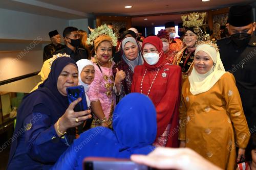 TUNKU HAJAH AZIZAH AMINAH MAIMUNAH ISKANDARIAH