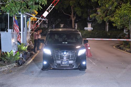 KENDERAAN YANG DIPERCAYAI MEMBAWA PARA PEMIMPIN MENINGGALKAN KEDIAMAN PM