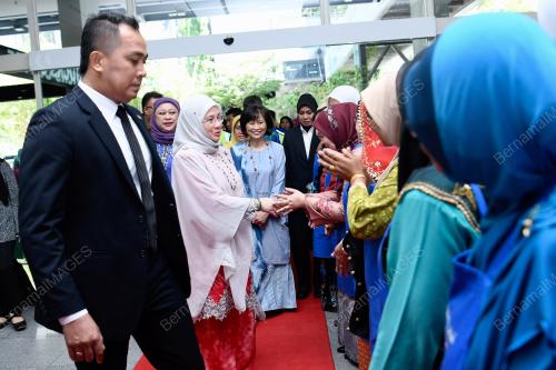 TUNKU AZIZAH AMINAH MAIMUNAH ISKANDARIAH