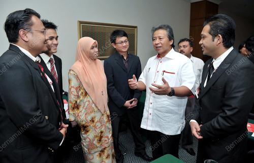 DATUK SERI ANIFAH AMAN