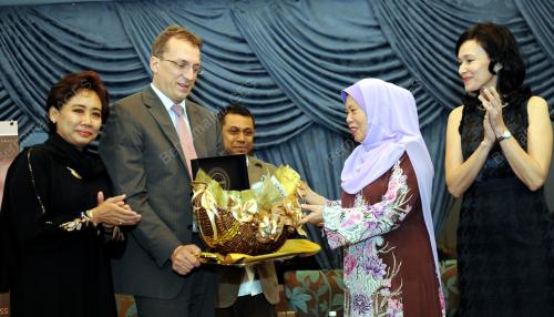 KL27_28052015_AZIZAH_QAMARE