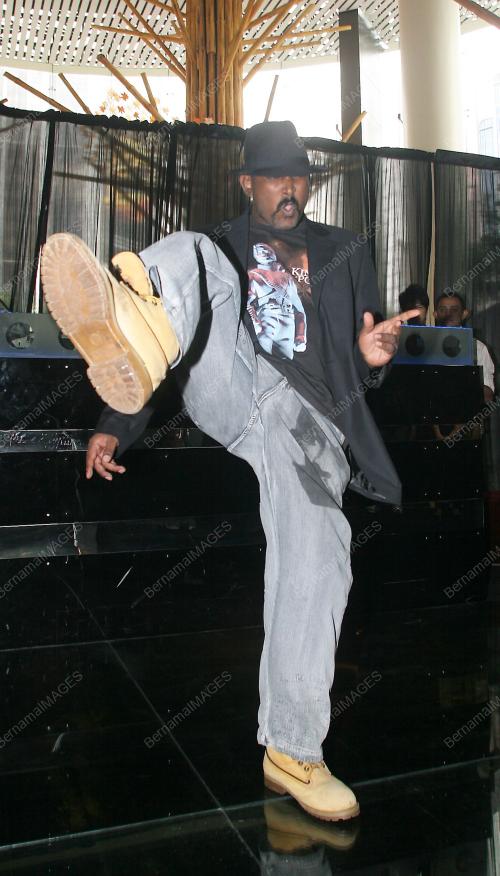 MEMPERINGATI MJ