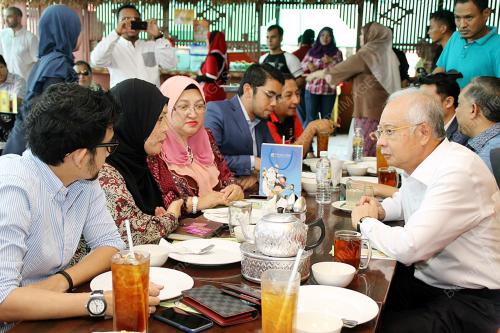 KL27_30042015_PM_WALKABOUT