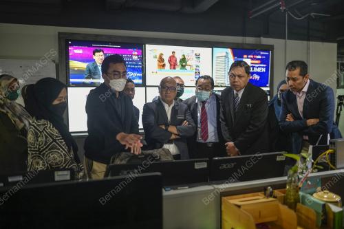 KUNJUNGAN NADMA KE PEJABAT PENGERUSI BERNAMA