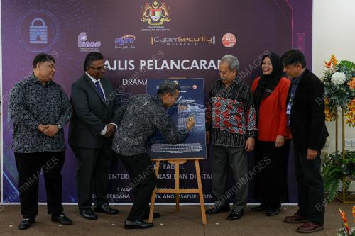 FAHMI FADZIL