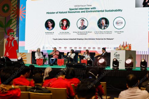 NIK NAZMI NIK AHMAD