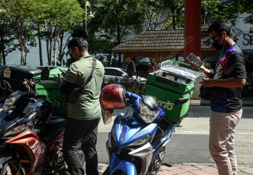 PENGHANTAR MAKANAN