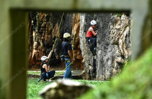 ROCK CLIMBING GUA DAMAI