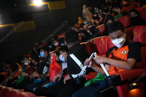 PENGALAMAN ˜MENDENGAR FILEM MAT KILAU'