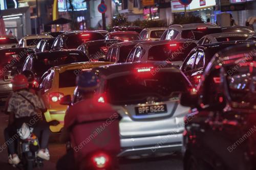 KENDERAAN BANYAK DI MALAM MINGGU