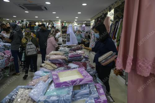 TINJAUAN WARGA KOTA MEMBELI BAJU RAYA AWAL UNTUK MENGELAKKAN KESESAKKAN MENJELANG AIDILFITRI