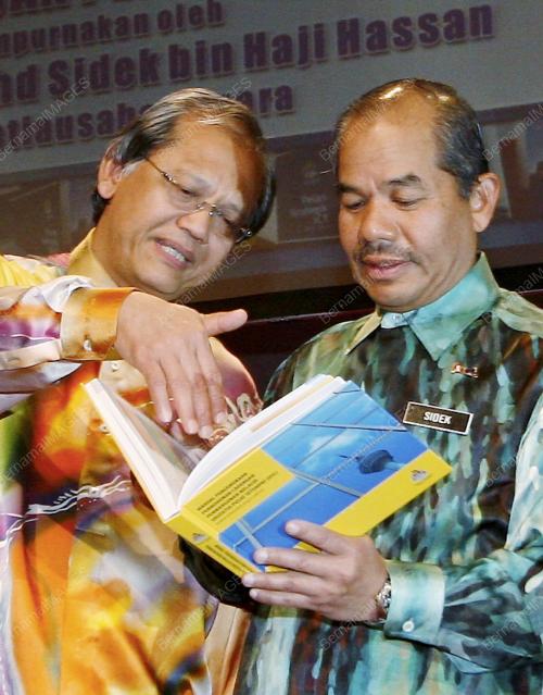 TAN SRI MOHD SIDEK HASSAN