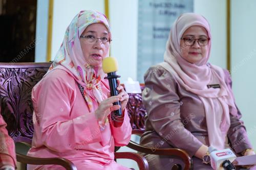 TENGKU AMPUAN PAHANG, TUNKU AZIZAH AMINAH MAIMUNAH ISKANDARIAH