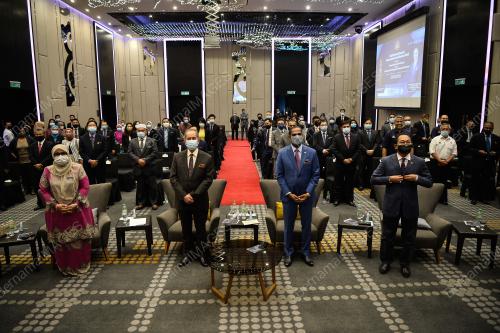 MAJLIS MENANDATANGANI MEMORANDUM PERSEFAHAMAN ANTARA KEMENTERIAN SUMBER MANUSIA DAN KEMENTERIAN PEMBANGUNAN USAHAWA DAN KOPERASI