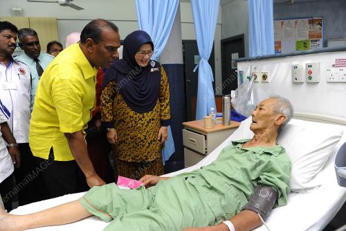 KL28_12102017_MENYERAH_SUMBANGAN_BN201710108030