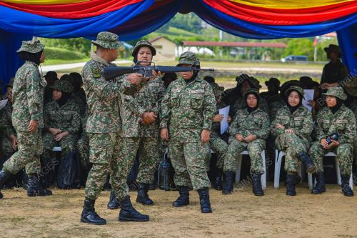 LATIHAN MENEMBAK PELATIH WANITA PLKN 3.0