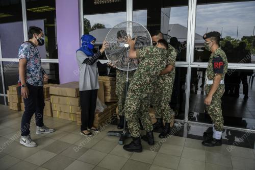 PENYERAHAN KIPAS INDUSTRI KEPADA ZON PENGURUSAN BENCANA - UNIT RAWATAN COVID-19