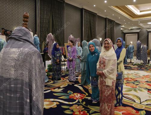 TUNKU AZIZAH AMINAH MAIMUNAH ISKANDARIAH
