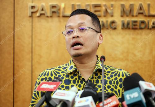 NIK NAZMI NIK AHMAD
