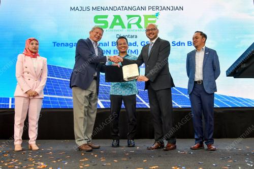 NIK NAZMI NIK AHMAD