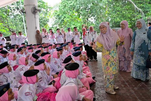 DATUK SERI DR WAN AZIZAH