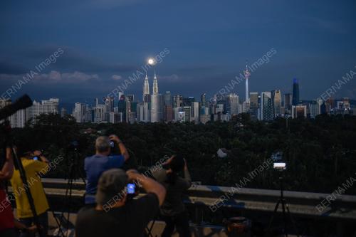 KEMUNCULAN BULAN DI ANTARA DUA MENARA BERKEMBAR PETRONAS