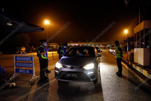 SEKATAN JALAN RAYA DI PLAZA TOL GOMBAK