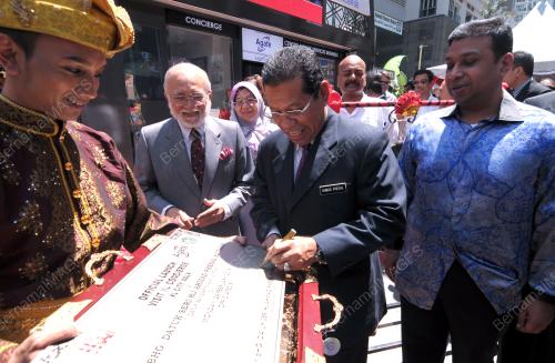 KL28_24022014_VISIT_KL_CONCIERGE_KIOSK