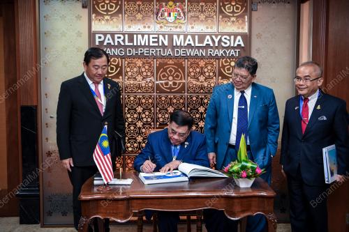 TAN SRI JOHARI ABDUL