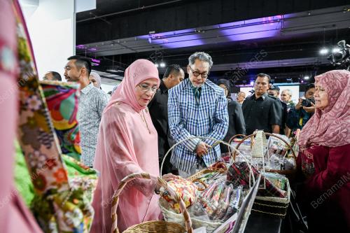 TUNKU AZIZAH AMINAH MAIMUNAH ISKANDARIAH