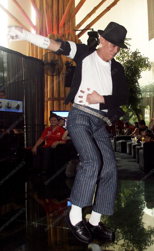 MEMPERINGATI MJ