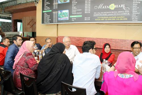 KL28_30042015_PM_WALKABOUT