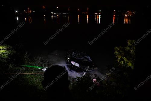 DUA MAUT TERHUMBAN KEDALAM TASIK BIRU KUNDANG