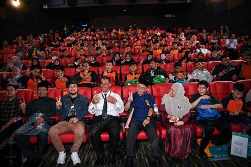 PENGALAMAN ˜MENDENGAR FILEM MAT KILAU'