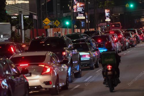 KENDERAAN BANYAK DI MALAM MINGGU