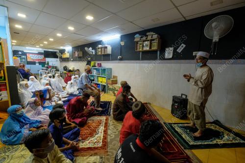LAMAN NGAJI CHOW KIT TARIK GELANDANGAN DEKATI AL-QURAN