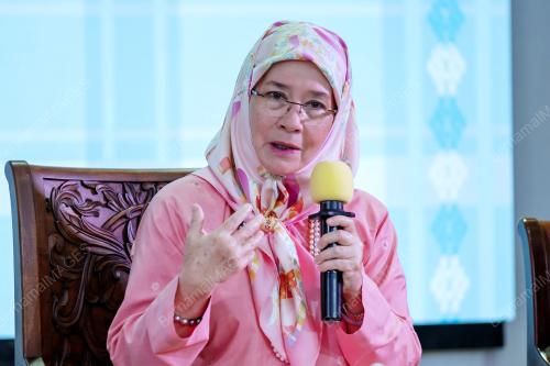 TENGKU AMPUAN PAHANG, TUNKU AZIZAH AMINAH MAIMUNAH ISKANDARIAH