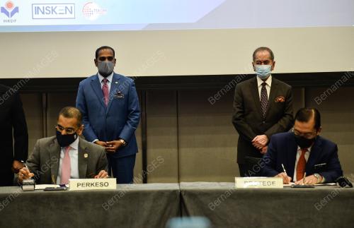 MAJLIS MENANDATANGANI MEMORANDUM PERSEFAHAMAN ANTARA KEMENTERIAN SUMBER MANUSIA DAN KEMENTERIAN PEMBANGUNAN USAHAWA DAN KOPERASI