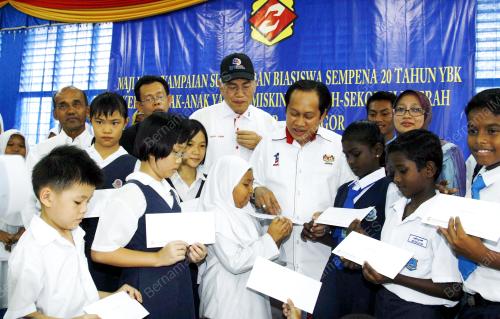 AHMAD MASLAN
