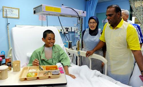 KL29_12102017_MENYERAH_SUMBANGAN_BN201710108030