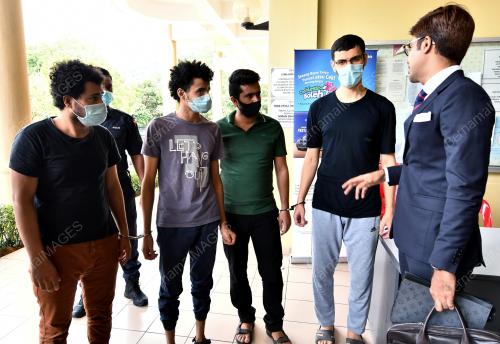 MENCEROBOH KEDIAMAN PELAJAR UIA
