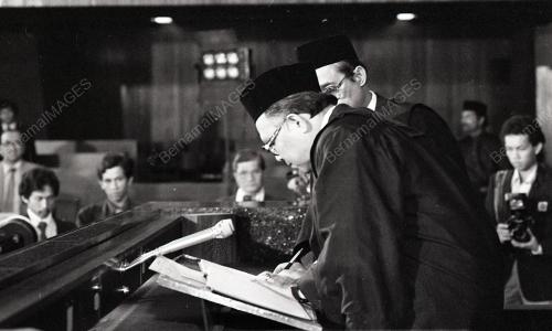 ANGKAT SUMPAH