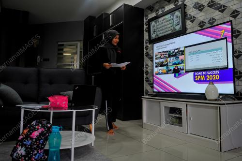 PELAJAR TINGKATAN LIMA MENGIKUTI PEMBELAJARAN DIDIKTV